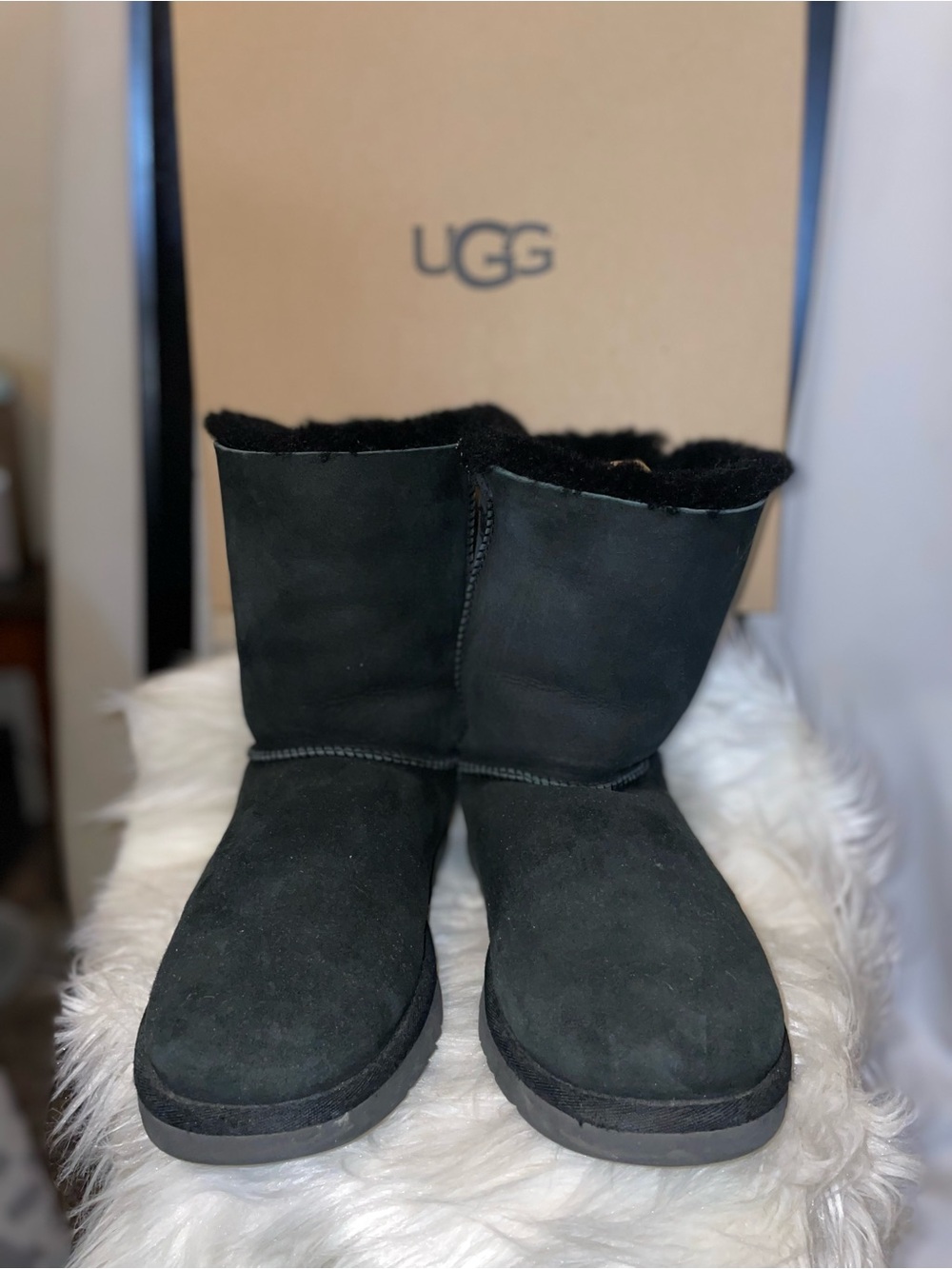 UGG Bailey Bow II Boots Black Sheepskin Suede Sized 9 Great Condition